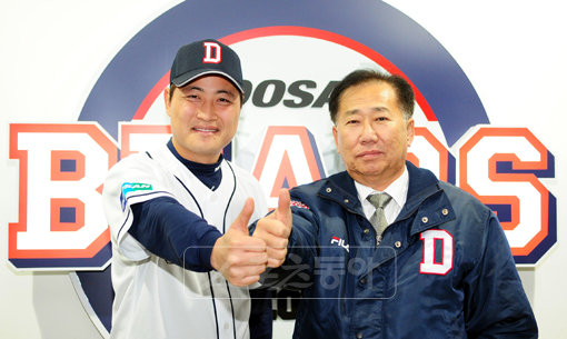 이혜천의 귀환 이혜천이 친정팀 두산에 복귀했다. 총액 11억원을 받기로 하고 두산에 돌아온 이혜천(왼쪽)이 김진 사장과 입단을 자축하고 있다. 두산은 숙원인 좌완 불펜을 보강하게 됐다.