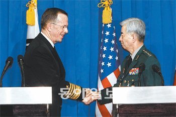 한민구 합참의장(오른쪽)과 마이크 멀린 미국 합참의장이 8일 서울 용산구 국방부 브리핑실에서 ‘한미 합참의장 협의회’ 결과에 대한 공동기자회견을 마친 뒤 악수하고 있다. 홍진환 기자 jean@donga.com