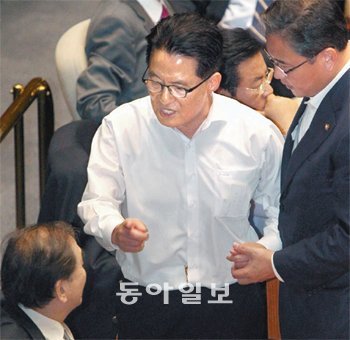박지원, 이재오에 삿대질 항의 박지원 민주당 원내대표(가운데)가 8일 오후 국회 본회의장에서 이재오 한나라당 의원 겸 특임장관에게 다가가 여당의 예산안 단독 통과를 거세게 항의하고 있다. 변영욱 기자 cut@donga.com