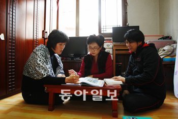 복권기금은 결혼 이주 여성을 돕는 다양한 사업을 지원하고 있다. 한국어 방문교육 교
사 김정애 씨(왼쪽)가 중국에서 시집온 자오링 씨(가운데)와 장홍 씨에게 우리말을 가르
치고 상담을 해주고 있다. 박해윤 기자 land6@donga.com