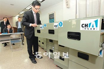 캐비닛 12개 분량 ‘채널A’ 서류 동아일보는 7일 서울 종로구 세종로에 있는 방송통신위원회에 종합편성채널 부속서류를 제출했다. 동아일보가 방통위에 제출한 서류는 이날 추가 제출분을 포함해 모두 캐비닛 12개 분량에 달한다. 방통위 관계자가 캐비닛을 열고 서류를 확인하고 있다. 이훈구 기자 ufo@donga.com