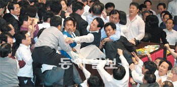 올해도 어김없는 ‘연말 폭력국회’… 낯 뜨거운 한국정치 현주소 올해도 예산안 처리를 놓고 국회에서 낯 뜨거운 폭력 사태가 재연됐다. 8일 서울 여의도 국회의사당 본회의장 의장석 주변에서 한나라당 의원들과 민주당·민주노동당 등 야당 의원들이 몸싸움을 하고 있다. 김경제 기자 kjk5873@donga.com