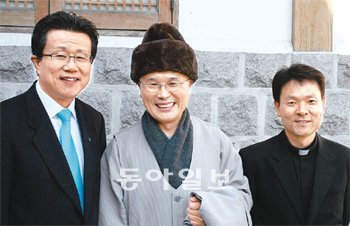 송길원 목사와 용타 스님, 황창연 신부(왼쪽부터)는 “종교와 관계없이 행복의 본질은 다르지 않다”면서 “종교인들이 갈등의 원인을 제공하는 게 아니라 행복의 씨앗을 뿌릴 수 있도록 노력해야 한다”고 말했다. 김갑식 기자 dunanworld@donga.com