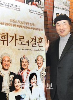 ▶서울 대학로 아르코예술극장 로비에서 실험극장의 역대 공연 포스터들과
함께한 이한승 대표는 “실험극장이 건재할 수 있도록 소리 소문 없이 후원해준
고병헌 금비 회장 등 후원회 분들에게 특히 감사드린다”고 말했다. 박영대 기자 sannae@donga.com