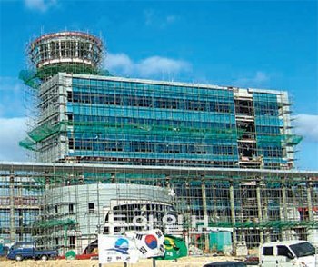 전남 신안군 압해도에 들어서는 신안군청신 청사. 신안군은 1969년 무안군에서 신안군으로 나뉜 지 42년 만에 행정구역 안에 보금자리를 마련하게 됐다. 사진 제공 신안군