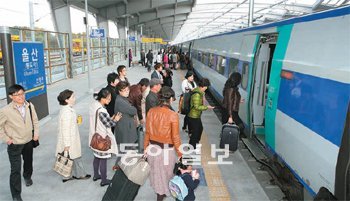 KTX 울산역 이용객들이 서울로 가기 위해 KTX에 승차하고 있다. KTX 개통 이후 울산역
이용객은 하루 평균 8700명으로 2단계 개통 구간 역 가운데 가장 많았다. 사진 제공 울산역