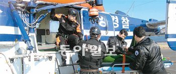 해양경찰청 특공대원들이 서해5도의 한 섬에서 발생한 응급환자를 헬기로 옮기고 있다. 해경은 현재 3000t급 경비함에 실린 헬기를 띄워 환자를 이송하고 있으나 앞으로 30인승 대형 헬기 1대를 서해5도에 고정적으로 배치하기로 했다. 사진 제공 해양경찰청