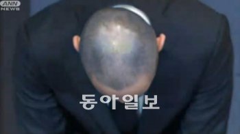 7일 기자회견에서 자신의 과오에 대해 사죄하며 머리를 숙인 이치카와 에비조.