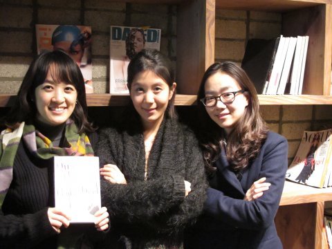 \'비즈니스 우먼 스타일북\'을 펴낸 블로그 \'스타일피쉬\'운영자들. 이강주, 이수미, 김현진 씨(왼쪽부터)는 패션정보사 PFIN에서 근무하는 패션 전문가들이다.