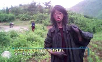 TV에 소개된 북한의 20대 꽃제비 여성이 끝내 숨진 것으로 확인됐다. 당시 이 여인은 “부모는 굶어죽었고 토끼풀을 뜯어 먹으며 밖에서 잔다”고 말했다. 사진 출처 KBS 화면 캡처