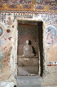 1908년 ‘왕오천축국전’이 발견된 중국 둔황 막고굴의 17굴 석실 입구. 사진 제공 국립중앙박물관