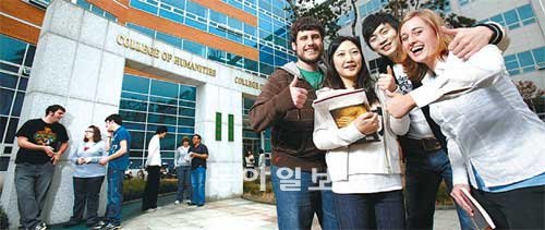 2012년 개교 50주년을 맞이하는 성결대는 지역 특성을 살린 국제 전문가 양성에 힘쓰고 있다. 해외 캠퍼스 프로그램 등을 통해 학생들의 해외 진출을 돕고 있는 성결대는 외국인 교수 채용을 크게 늘려 원어민 교수를 통한 언어 클리닉 프로그램을 운영하기도 한다. 사진 제공 성결대