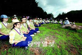 충남 공주시 전통불교문화원에서 진행 중인 참선 프로그램 입문자들이 수련을 하고 있다. 사진 제공 전통불교문화원