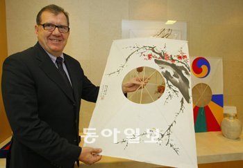 군터 라인케 한국베링거인겔하임 사장은 “연에는 한국의 은은한 선과 색채가 있어 무척 아름답다”며 연 예찬론을 펼쳤다. 라인케 사장이 서울 중구 남대문로 본사 사무실에서 연 만들기 장인 노유상 옹이 만든 연을 선보이며 환하게 웃고 있다. 원대연 기자 yeon72@donga.com