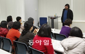 드라마 ‘허준’ ‘올인’ 등을 집필한 최완규 작가는 “‘허준’ ‘주몽’ ‘상도’ 등 집필한 사극의 공통점은 역사적인 사료 자체가 부족하다는 것”이라며 “참고할 사료가 적어 힘든 점도 있었지만 작가적 상상력을 마음껏 발휘할 수 있다는 장점도 있다”고 말했다. 홍진환 기자 jean@donga.com