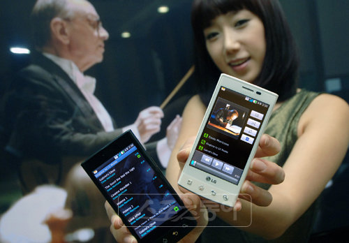 LG전자가 프리미엄 스마트폰에 영화 음악의 거장 엔니오 모리코네 오케스트라 음원을 적용했다. 사진제공=LG전자