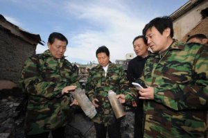 11월 24일 한나라당 안상수 대표와 황진하 의원과 안형환 대변인이 북한의 연평도 포격 도발로 처참하게 부서진 마을에서 피해상황을 살펴보고 있다.