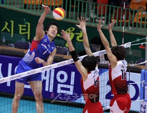 “블로킹도 뚫는다”12일 수원실내체육관에서 열린 V리그 남자부 경기에서 대한항공 신영수(왼쪽)가 KEPCO45 방신봉-최일규의 블로킹 벽을 피해 스파이크를 하고 있다.