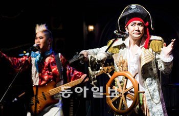 송용진 씨가 기획 제작한 뮤지컬 ‘치어걸을 찾아서’. 뮤지컬 같기도 하고 콘서트 같기도 한 이 공연에서 송 씨(오른쪽)는 선장 역을 맡았다.