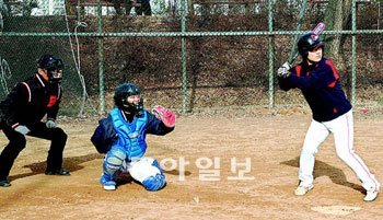 영하의 추운 날씨에도 경쟁은 치열했다. 포인트풀떳다볼 의 방순진(오른쪽)이 배터박스
에서 공을 노려보고 있다.인천=유근형 기자 noel@donga.com