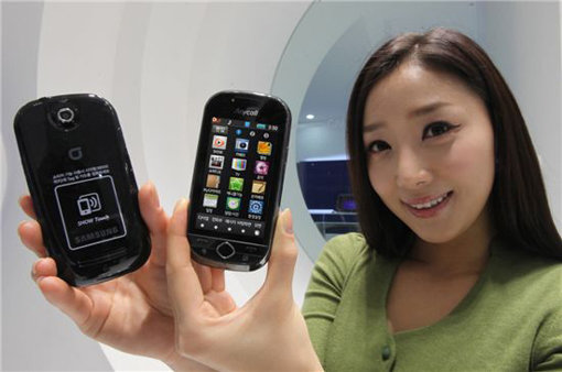 삼성전자가 출시한 NFC폰 'SHW-A170K'