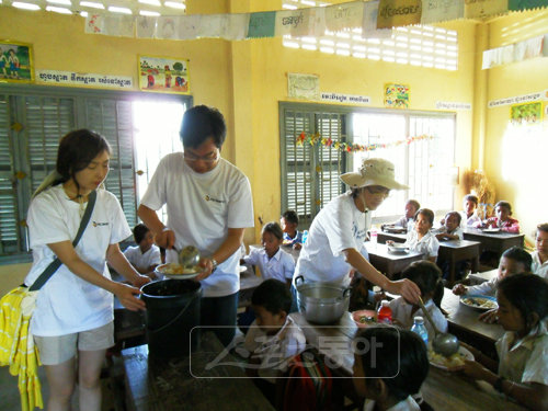 엔씨소프트는 유엔세계식량계획(WFP)과 공동으로 캄보디아에 10만불 상당의 학교급식용 쌀을 지원했다.