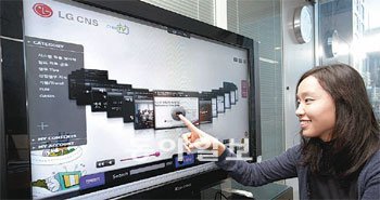 LG CNS의 한 직원이 사내 손수제작물(UCC) 플랫폼인 ‘크리에이TV(CreaTV)’에 접속해 업무에 필요한 동영상 자료를 검색하고 있다. UCC는 시청각 자료여서 기존의 문서 자료에 비해 이해가 한결 빠르고 쉽다. 사진 제공 LG CNS