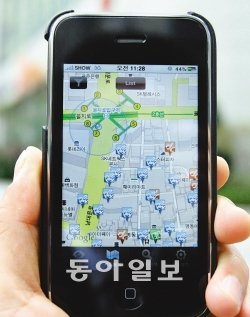신한카드의 ‘타운맵’ 애플리케이션은 스마트폰 사용자 주변의 가맹점을 지도 위에 한 눈에 표시해준다. 사진제공 신한카드