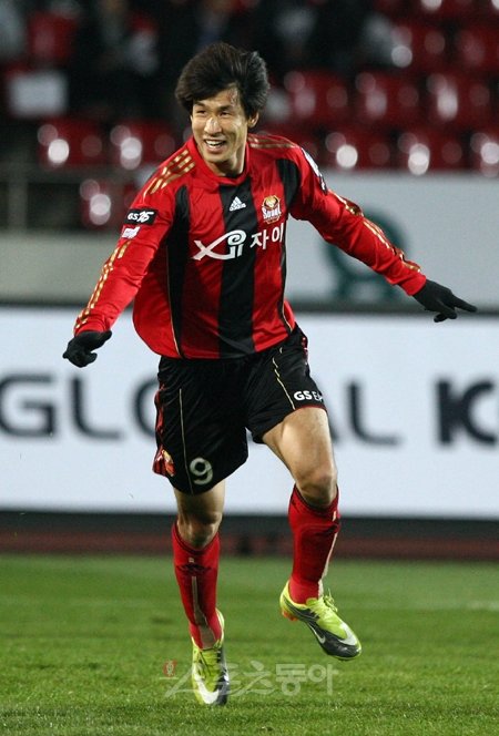 FC서울 정조국이 해외 진출의 꿈을 이뤘다. 정조국은 13일 프랑스 프로축구 르 샹피오나 AJ 옥세르(Auxerre) 이적을 확정지었다. 스포츠동아 DB