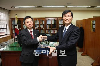 김현 서울지방변호사회장(왼쪽)이 곽노현서울시교육감에게서 공로패를 받고 있다. 김 회장은 “앞으로도 학생들에게 다양한 지원을 해 나가겠다”고 밝혔다.사진 제공 서울시교육청
