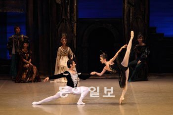 화려한 표정 연기와 탄탄한 기교로 완벽한 흑조 오딜을 표현해 낸 최유희 씨(오른쪽)가 ‘백조의 호수’ 2막 무도회 장면에서 국립발레단 정영재 씨와 함께 연기를 펼치고 있다. 사진 제공 국립발레단