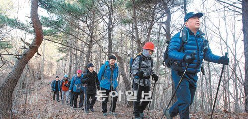 박연수 충북도계탐사대장(맨 앞)이 각계 전문가들로 구성된 탐사대원들과 도계를 걷고 있다. 사진 제공 충북도계탐사대