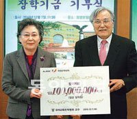 박병희 계명문화대 유아교육과 교수(왼쪽)가 김남석 총장에게 장학금을 전달하고 있다. 사진 제공 계명문화대