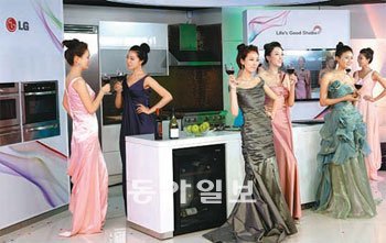 14일 개국한 서울 강남구 논현동 LG전자의 온라인 방송국 ‘라이프스 굿 스튜디오’에서 개국기념 패션쇼가 펼쳐졌다. 사진 제공 LG전자