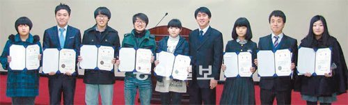 대구지방환경청이 마련한 낙동강 생태문화탐사단 탐사 후기 공모전 시상식에서 수상자들이 남광희 청장(오른쪽에서 네 번째)과 한자리에 모였다. 사진 제공 대구지방환경청