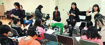 문화소외계층 아동 청소년들이 부산 을숙도문화회관에서 악기 연주 수업을 받고 있다. 이들은 15일 오후 이곳에서 ‘우리가 만드는 오케스트라’ 음악회를 연다. 사진 제공 부산문화재단
