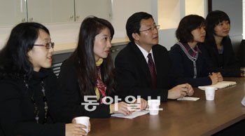 중국 최대 포털사이트인 텅쉰(www.qq.com) 등 중국의 주요 포털사이트 관계자 5명이 16일 동아일보를 방문해 본사 관계자와 얘기를 나누고 있다. 왼쪽부터 펑야리 텅쉰 매체협력부 총감, 류차오 신랑망 매체협력부 총감, 왕샤오후이 중국망 부총편집인, 왕레이 써우후 매체협력부 부총감, 왕란 왕이 전략협력부 부총감. 홍진환 기자 jean@donga.com