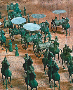 간쑤 성 우웨이 시의 고분에서 나온 청동의장행렬. 기원전 3세기∼서기 3세기. 수레 길이 36cm, 말 높이 40cm.