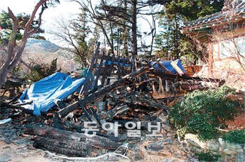 목재 잔해만 앙상 15일 오후 9시 50분경 부산 금정구 범어사에서 방화로 추정되는 불이 나 목조건물인 천왕문이 소실됐다. 16일 오전 화재 현장에는 검게 그을린 채 무너져 내린 목재 잔해만이 옛 천왕문 자리를 지키고 있다. 부산=최재호 기자 choijh92@donga.com