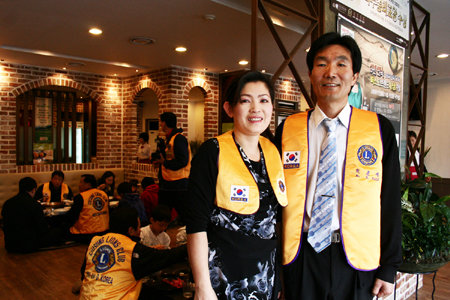 <무료식사를 제공한 채선당 독산점 점주 부부>