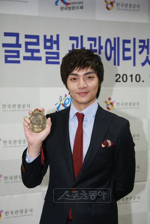 가수 겸 배우 김준이 해외 곳곳에 글로벌 에티켓을 홍보해달라는 의미로 관광공사에서 증정한 마패를 들어보이고 있다.