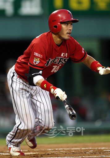 KIA 이용규는 내년 시즌 홈런 목표를 ‘7개’로 잡았다. 개인 최다였던 5개도, 두 자릿수도 아닌 7개를 목표로 삼은 건, 발빠른 교타자의 장점을 살리되 상대 투수들에게 만만하게 보이지는 않겠다는 각오에서다. 스포츠동아DB