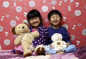전 세계에 10명밖에 없는 희귀병을 앓고 있는 어린 남매 송예린 양(왼쪽)과 민성 군이 서울 성북구 삼선동 집 안에서 곰인형을 안고 활짝 웃고 있다. 홍진환 기자 jean@donga.com