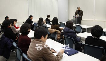 숙명여대 안민호 교수가 17일 서울 종로구 세종로 동아미디어센터 21층 인촌라운지에
서 열린 시청자 미디어 리터러시 교육에서 ‘드라마로 들여다보는 사회 가치 및 문화의
변화’라는 주제로 강의를 하고 있다. 홍진환 기자 jean@donga.com