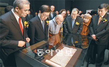 “이것이 바로 신라 혜초 스님의 ‘왕오천축국전’입니다.” 17일 ‘실크로드와 둔황―혜초와 함께하는 서역기행’전 개막식에서 참석자들이 처음 공개 전시되는 왕오천축국전을 유심히 들여다보고 있다. 왼쪽부터 최광식 국립중앙박물관장, 김황식 국무총리, 조계종 전 총무원장 월주 스님, 엘리자베스 로랭 주한 프랑스 대사, 김재철 MBC 사장, (한 명 건너) 김석민 총리실 사무차장. 김재명 기자 base@donga.com