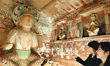 17일 오후 관람객들이 국립중앙박물관 기획전시실에 재현된 둔황 막고굴의 제275호 굴을 둘러보고 있다. 김재명 기자 base@donga.com