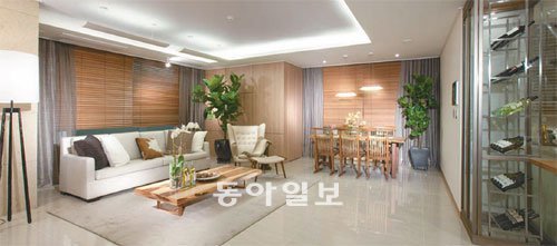 두산건설이 짓는 ‘일산두산위브더제니스’. 전용면적 145m²의 거실. 탁 트인 개방감에 밝은 느낌의 인테리어로 아늑하고 자연스러운 느낌을 준다. 사진 제공 두산건설