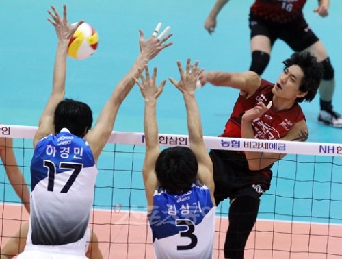 19일 오후 수원실내체육관에서 열린 남자 프로배구 V리그 KEPCO45와 LIG손해보험의 경기에서 LIG손해보험의 김요한이 KEPCO45의 하경민과 김상기의 블로킹을 앞에 두고 스파이크를 날리고 있다.
