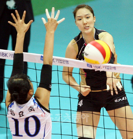 19일 수원실내체육관에서 벌어진 2010 수원-IBK 기업은행컵 프로배구대회 여자부 도로공사와 현대건설의 경기에서 도로공사가 3-2로 승리를 거뒀다. 현대건설 황연주가 네트에 걸린 스파이크를 원망스러운 표정으로 바라보고 있다. 수원ㅣ박화용 기자 inphoto@donga.com