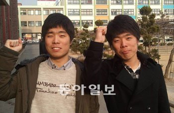 광주 서석고 3학년 정영철 군(오른쪽)과 동생 광철 군이 나란히 육사에 합격했다.이들 형제가 서석고 교정에서 포즈를 취하고 있다. 사진 제공 서석고